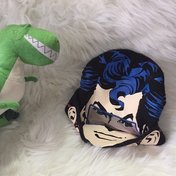 Superman Winter Hat - Picture 5 of 6